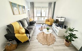 Mango Sorbet Super Central, 3 Desks, High Speed Internet, 3 Bedrooms And 2 Bathrooms